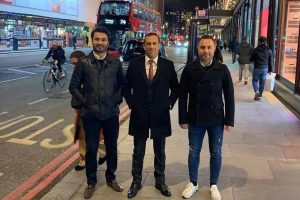 Adil Gevrek, Kamara i&ccedil;in el sıkıştı