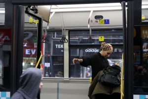 Bir garip olay! Yolcular birbirinin &uuml;zerini aradı