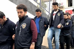 Mahsun Kırmızıg&uuml;l'&uuml;n annesine hırsızlık şokunu yaşatan zanlılar hakkında flaş gelişme!