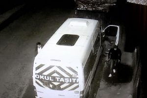 &Ouml;ğrenci servisiyle ak&uuml; hırsızlığı kamerada