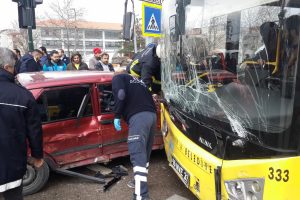 Bursa'da yolcu otobüsüyle kafa kafaya çarpıştı