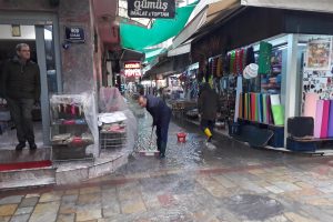 Tarihi &ccedil;arşıdaki iş yerlerini su bastı