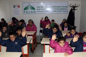 Pakistanlılardan Suriyeli &ccedil;ocuklara yardım