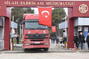 Binlercesi tırlara y&uuml;klenerek yola &ccedil;ıktı!