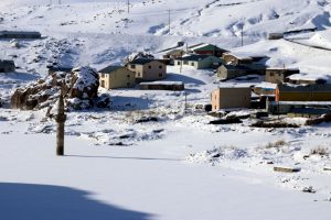 Buz tutan barajdaki minare ilgi &ccedil;ekiyor