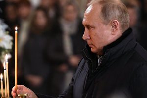 Putin'den paten bulmakta zorlanan k&uuml;&ccedil;&uuml;k kıza yılbaşı hediyesi