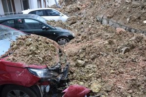 B&uuml;y&uuml;k bir g&uuml;r&uuml;lt&uuml;yle &ccedil;&ouml;kt&uuml;! Hasar meydana geldi