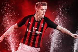 Milan, yeni transferi Krzysztof Piatek'e imzayı attırdı