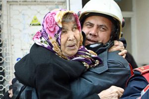 Yangında mahsur kalan 2 yaşlı kadını b&ouml;yle kurtardılar