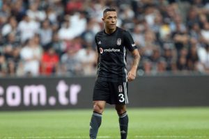 Adriano, Beşiktaş ile olan s&ouml;zleşmesini feshetmek istiyor