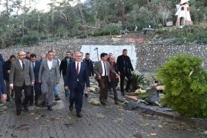 Vali Karaloğlu hortumun vurduğu b&ouml;lgede incelemelerde bulundu
