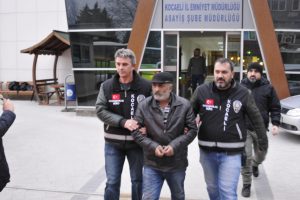 Canlı yayına &ccedil;ıkan kişi, kendini ele verdi
