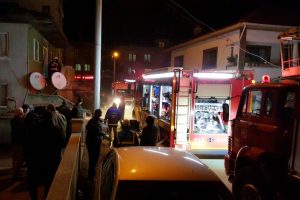 D&uuml;zce'de muhtarın evi yandı, 3 kişi dumandan etkilendi