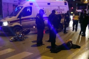 Bursa &ccedil;evre yolunda otomobil ile motosiklet &ccedil;arpıştı