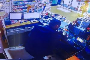 Bursa'da 35 saniyede 2 bin lira &ccedil;alan hırsız kamerada