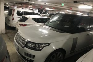 Otoparkta a&ccedil;ık bırakılan l&uuml;ks cipte y&uuml;kl&uuml; miktarda para bulundu