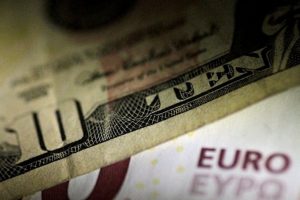 Dolar ve euro'da d&uuml;ş&uuml;ş s&uuml;r&uuml;yor