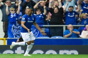 Cenk Tosun Crystal Palace yolunda