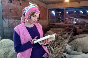 Bursa'da okumak için köyünden kaçtı, kızlara umut oldu