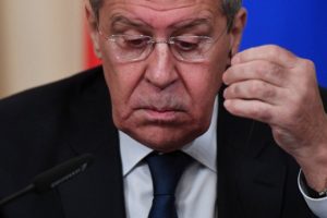 Lavrov, Cezayir'de mikrofonla 'tokalaştı'