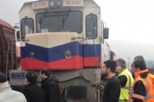 Bilet bulamayan yolcular, trenin &ouml;n&uuml;n&uuml; kesti