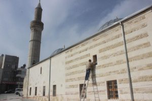 Roketlerin hedefi olan cami ibadete a&ccedil;ılıyor