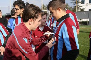 Kimsesiz &ccedil;ocuklar Trabzonspor antrenmanında