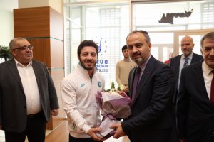 Bursa B&uuml;y&uuml;kşehir Belediye Başkanı Aktaş milli g&uuml;reş&ccedil;ilerle buluştu