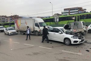 Bursa'da İzmir yolu &uuml;zerinde zincirleme kaza