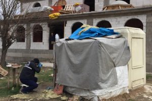 Bursa'da cami inşaatındaki kabloları yakıp, bakır telleri &ccedil;aldılar