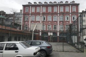 Yurtları kapanan &ccedil;ocuklar karakollarda yaşıyorlar!