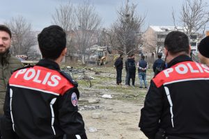 Bursa'da ka&ccedil;ak baraka ve ahırlar yıkıldı