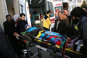 Takla atan hafif ticari ara&ccedil;, tarlaya devrildi: 7 yaralı