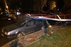 Fırtına nedeniyle apartmanın &ccedil;atısı u&ccedil;tu