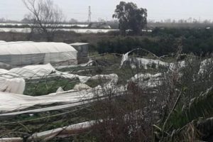 Kumluca'da hortum &ccedil;ıktı, yaralılar var