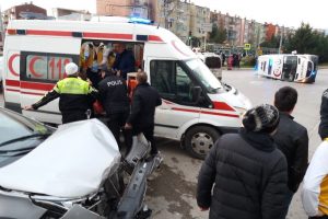 Ambulans ile otomobil &ccedil;arpıştı: 6 yaralı