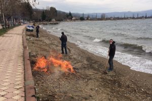 Bursa İznik g&ouml;l&uuml; sahili temizlendi