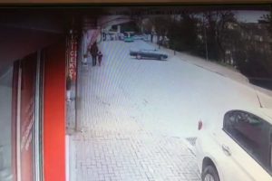 Bursa'da 'U' d&ouml;n&uuml;ş&uuml; kazası! 2 kişi yaralandı