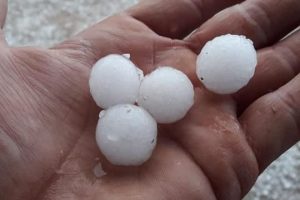 Antalya'da hortumun ardından ceviz b&uuml;y&uuml;kl&uuml;ğ&uuml;nde dolu