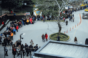 Bursa Uludağ'a giden tatilciler teleferikte kuyruk oluşturdu