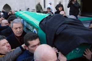 Bakan Akar, &ccedil;ocukluk arkadaşını son yolculuğuna uğurladı