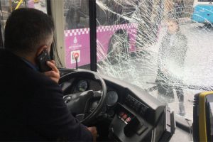 Otob&uuml;s&uuml;n &ouml;n camını tekme ile kırdı!