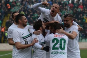 Denizlispor, Adana Demirspor'u farklı yenip liderliğe y&uuml;kseldi!