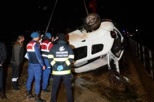 Otomobil sulama kanalına devrildi!