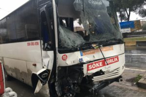 Midib&uuml;s ile servis minib&uuml;s&uuml; &ccedil;arpıştı: 7 yaralı