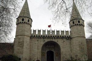 H&uuml;rrem Sultan'ın t&uuml;rbesindeki tabeladan 'Rus k&ouml;kenli' yazısı kaldırıldı