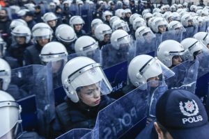 Polise siyah &ccedil;orap zorunluluğu!