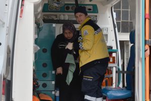 G&uuml;venlik &ccedil;izgisini ge&ccedil;en kadına tren &ccedil;arptı