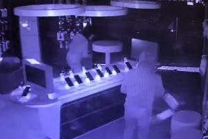25 saniyede 50 bin lira değerinde telefon &ccedil;aldılar