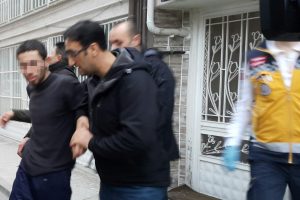 Bursa'da atlamak &uuml;zere olan genci emniyet m&uuml;d&uuml;r&uuml; ikna etti